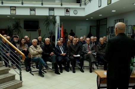 Përkujtohen në Gjakovë 9 mësues në ditën e tyre të lindjes