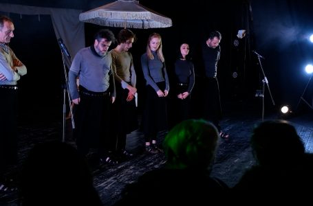 “Të gjashtët kundër Turqisë” u shfaq mbrëmë në teatrin e qytetit në Gjakovë