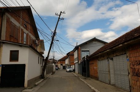 Shtyllat elektrike të vjetëruara, shqetësim për banorët e rrugës “Dëshmorët e Morinës”
