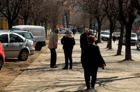 Trotuaret assesi t’u lihen këmbësorëve, tash pengohen edhe nga objektet banesore