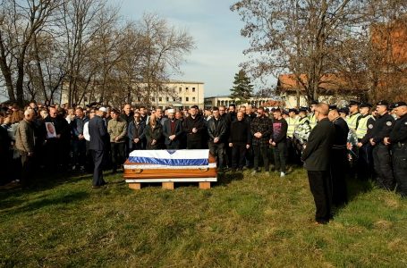 Qindra qytetarë pjesëmarrës në varrimin e ish-ushtarit të UÇK-së dhe policit, Përparim Saraqini