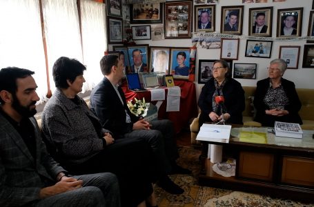 Përfaqësues nga Alternativa vizitojnë nënën Ferdonije
