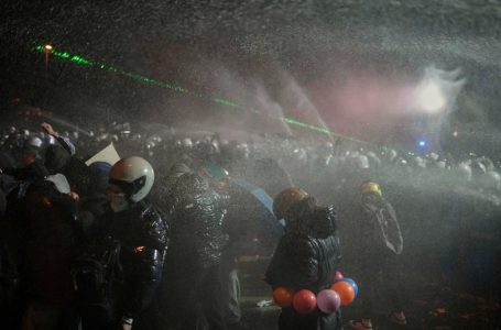 Demonstruesit përplasen me policinë në natën e katërt të protestave kundër arrestimit të Imamogulut