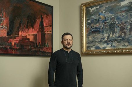 Kremlini i djegur “shfaqet” prapa shpatullave të Presidentit ukrainas në zyrën e tij