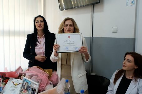 Pas 45 vitesh shërbim të përkushtuar, sot është pensionuar infermierja Atifete Hoxha