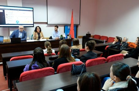 Studentët dhe profesorët diskutojnë për migrimin e stafit shëndetësor