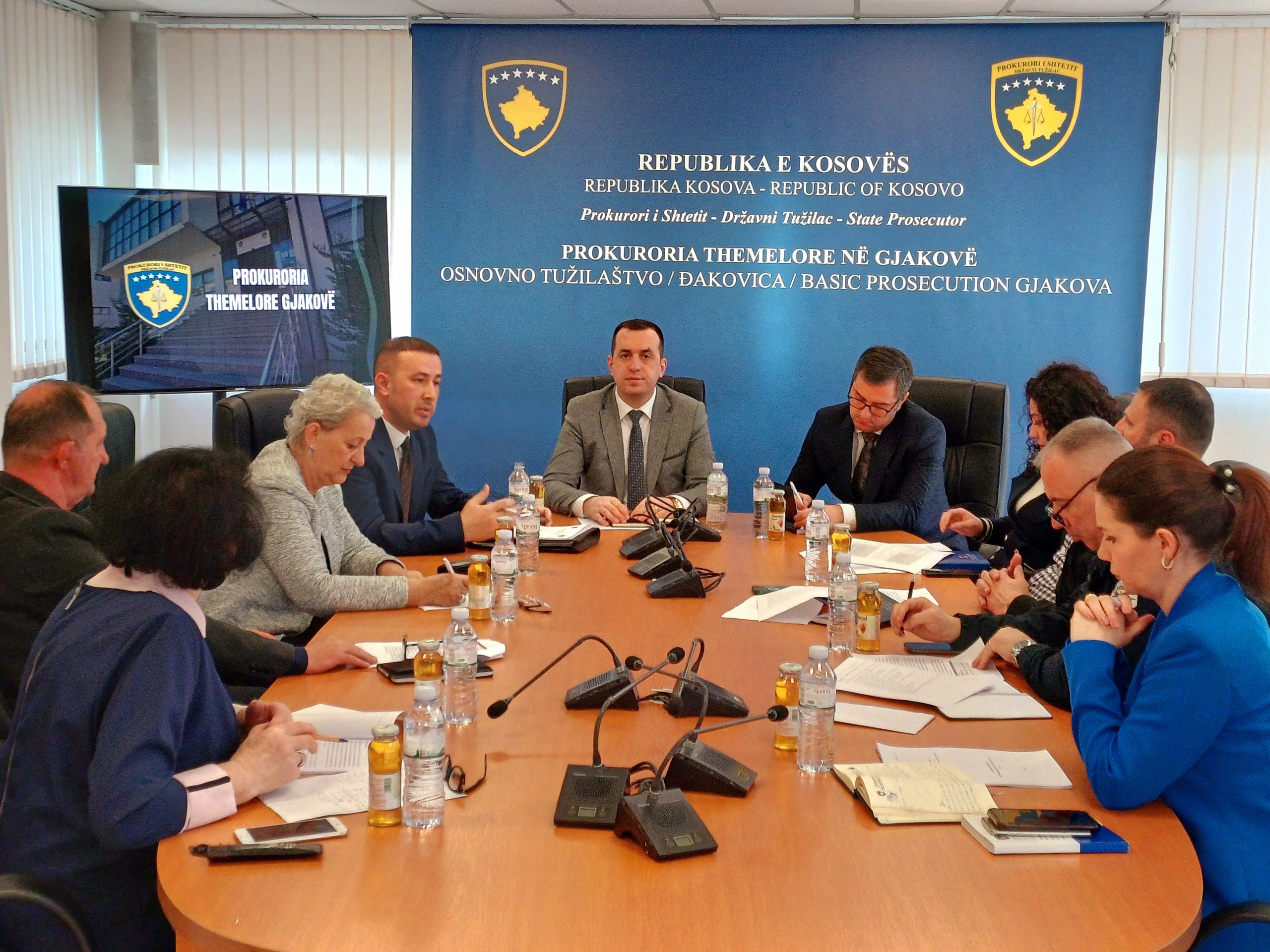 Prokuroria e Gjakovës organizon takim kundër trafikimit të njerëzve