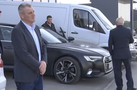 Dita e dytë e qëndrimit në Kosovë, Thaçit i shkojnë për vizitë vëllezërit e tij