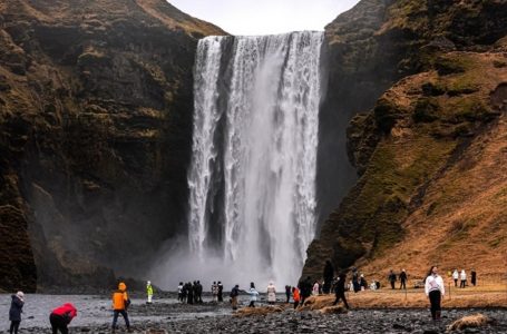 Islandë | Ujëvara e mrekullueshme Skogafoss magjeps vizitorët