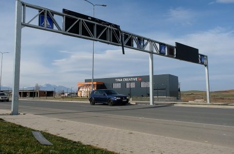 Në rrugën “Gaspër Karaqi” dëmtohet portali shenjëzues