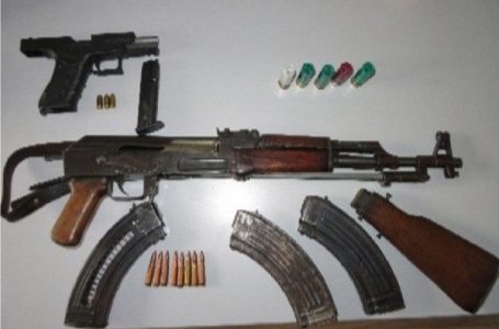 Gruaja me plotë armë në Zveçan