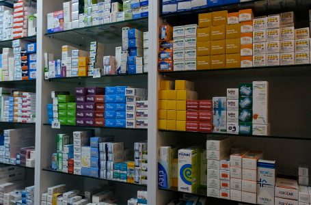 Disa barna në farmaci vazhdojnë të shiten me çmime që janë në kundërshtim me ligjin