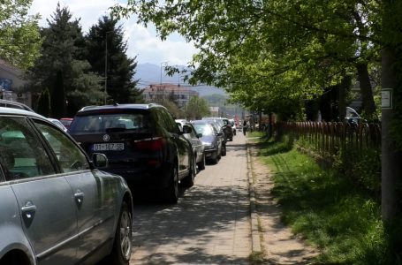 Makina në trotuare, qytetarët e rrugës “Vashingtoni” ndihen të rrezikuar