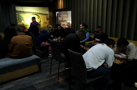 Shoqata e të verbërve “Gjakova” me turne shahu përkujton masakrën e Mejës