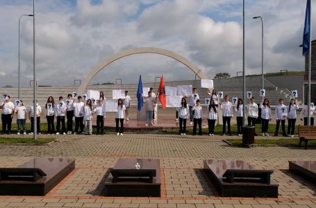 Nxënësit e shkollës “Dy Dëshmorët” kërkojnë të gjinden edhe 18-të të pagjeturit në Meje