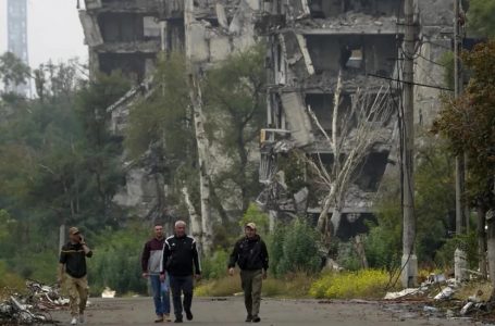 Si po i uzurpon Rusia shtëpitë ukrainase në Mariupol