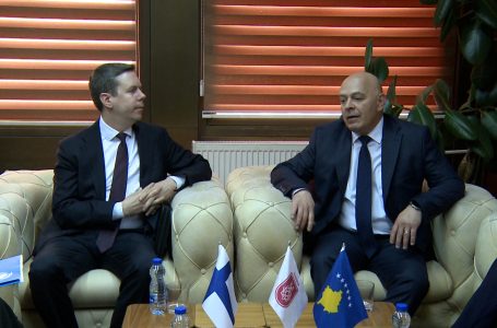Ambasadori i Finlandës Matti Nissinen viziton Gjakovën