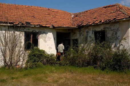 Objekti afër shkollës në Novosellë rrezikon të shembet
