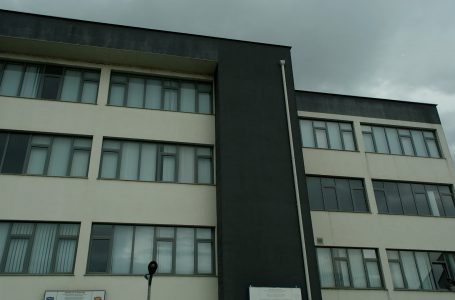 Policia apelon që ngasësit të kenë kujdes gjatë motit me shi