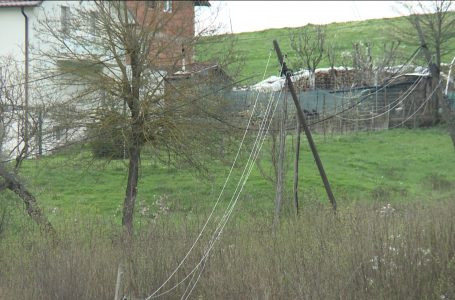 Shtyllat elektrike në fshatin Dol në gjendje të keqe, shqetësohen banorët