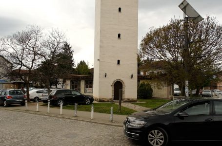 Pas prerjes së pemës, hapësira publike shndërrohet në parking