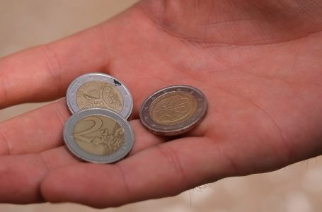 Monedhat false vazhdojnë të jenë problem në treg, qytetarët shpesh bien pre e mashtrimeve