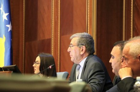 Kryesuesi Dehari i thërret partitë në takim para fillimit të seancës