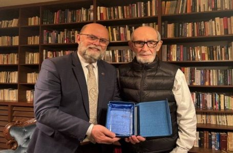 Ambasadori Malaj i dorëzon çmimin ‘Lumo Skëndo’ akademik Rexhep Qosjes