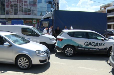 Dy aksidente brenda pak minutash në rrugën “Esat Stavileci”
