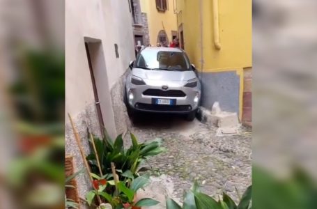 Rrugë të ngushta dhe shoferë pa përvojë, shikoni si ka ngecur vetura në qytetin italian!