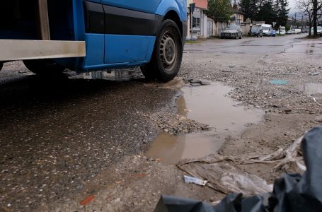 Ndërhyrjet private i lënë rrugët publike si mos më keq