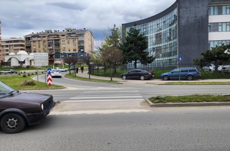 Një vajzë goditet nga vetura në Gjakovë