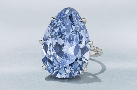 Një nga diamantet blu më të rrallë në botë del në ankand