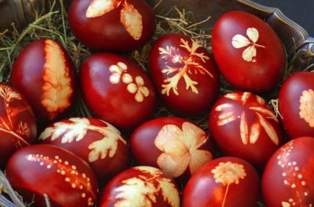 Veza e kuqe e Pashkës dhe simbolika e saj
