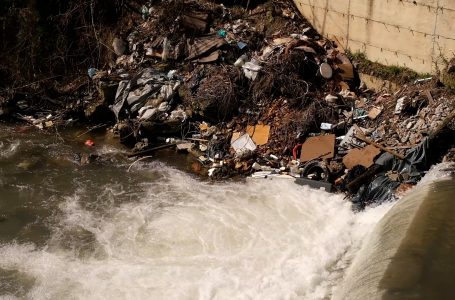 Plot mbeturina në urën e fshatit Osek Hilë, apelohet për rritje të vetëdijës kolektive