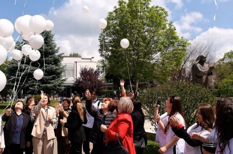 Me balona të bardhë, Kryqi i Kuq kujton Ditën e të Pagjeturve
