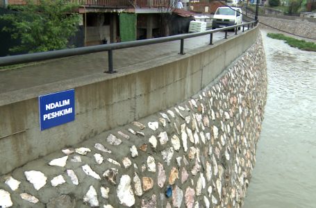 Në lumin Krena janë vendosur tabela që ndalojnë peshkimin