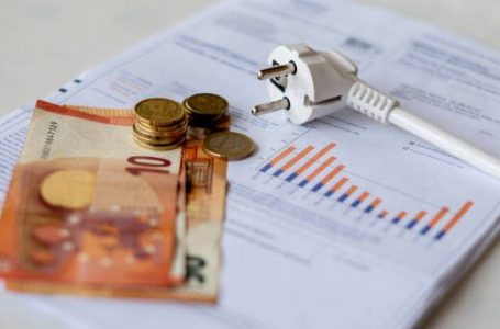 Profesor i ekonomisë: Arsyet e ZRrE-së për rritjen e çmimit të rrymës s’kanë sens dhe janë të pabazuara