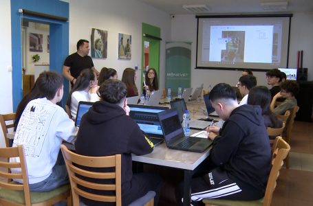 Të rinjtë e Bonevet Gjakova po aftësohen për gjuhën e shenjave përmes AI