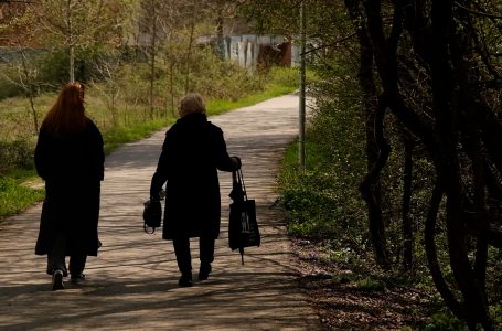 Në Shkugëz s’ka ulëse, kërkohet të vendosen disa