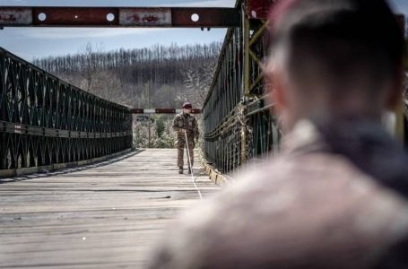 Ushtarët italianë të KFOR-it inspektojnë urat në Pejë, Klinë dhe Gjakovë