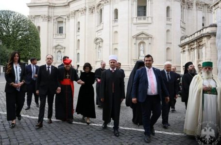 Liderët shqiptarë në mesin e dhjetëra të tjerëve në ceremoninë për Papa Françeskun