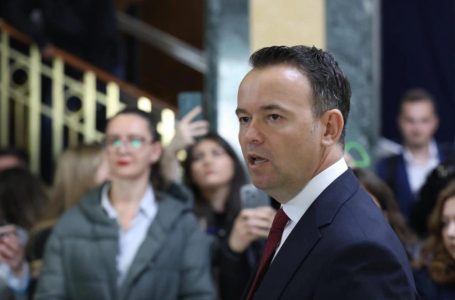 Peci: Duhet të reflektohet, çdo ditë e humbur është humbje për Kosovën