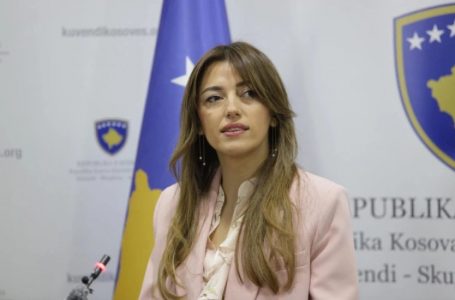 Dështon zgjedhja e Albulena Haxhiut si kryeparlamentare