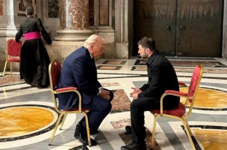 Trump me Zelenskyn në Vatikan negociojnë pa “tavolinë”