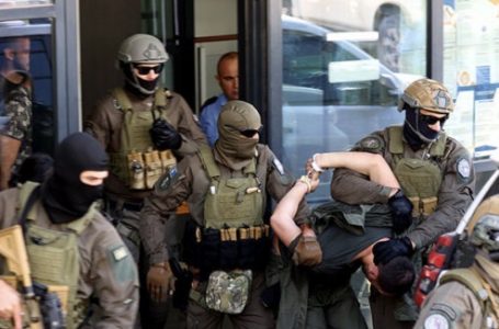4 serbët e arrestuar në Gjakovë, njëri toger i policisë e tjetri kapiten i ushtrisë së Serbisë