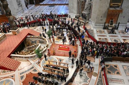 Qindra besimtarë vizitojnë varrin e të ndjerit Papa Françeskut