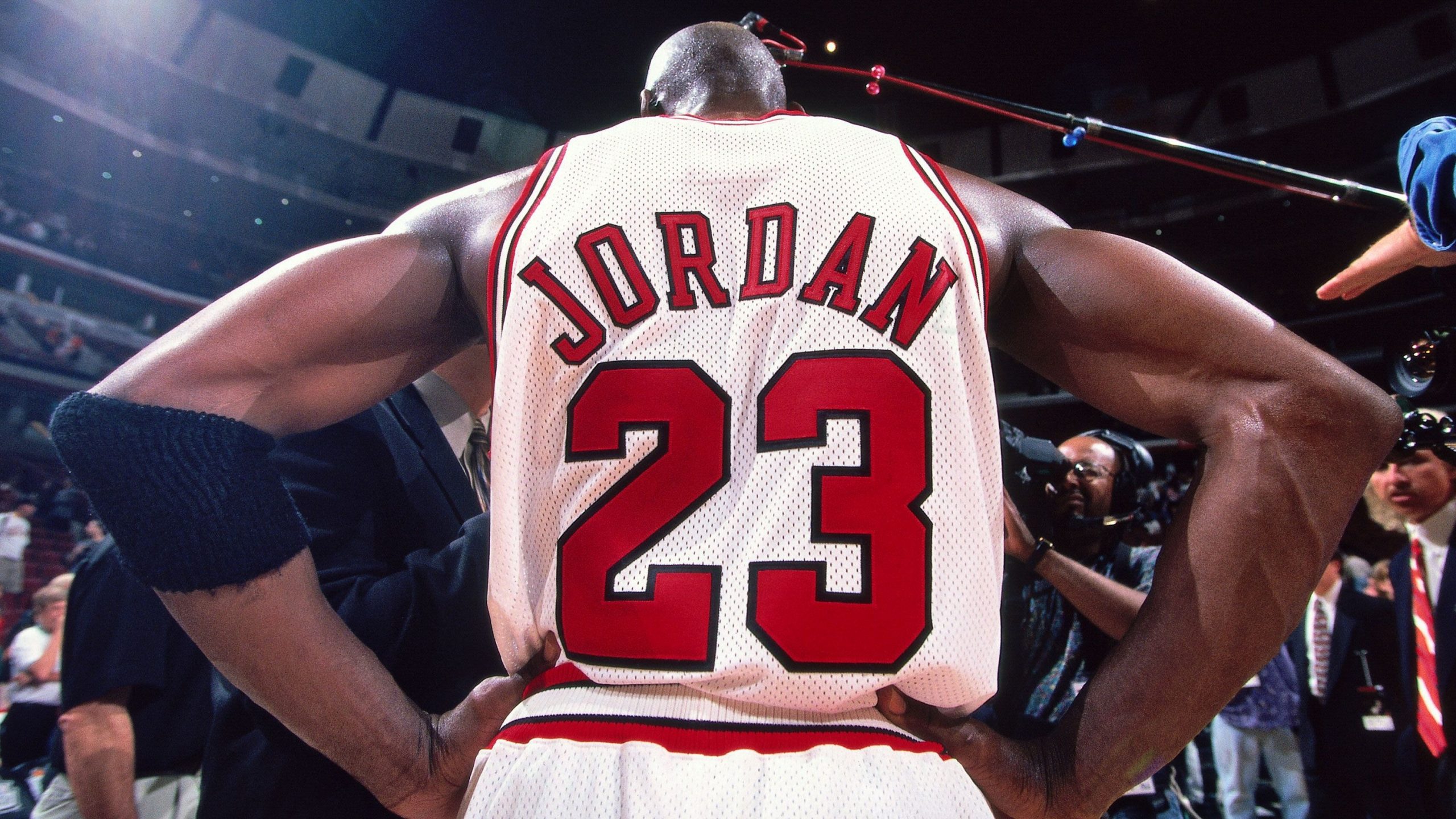 Pse Michael Jordan është atleti më i paguar në botë edhe pse ai nuk luan prej 22 vitesh?