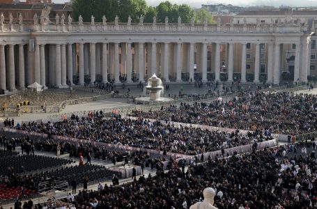 Sa njerëz do të jenë në funeralin e Papa Françeskut dhe cilat janë rregullat?