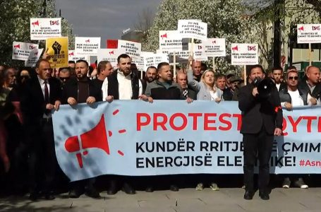 Vazhdon edhe sot protesta kundër shtrenjtimit të rrymës